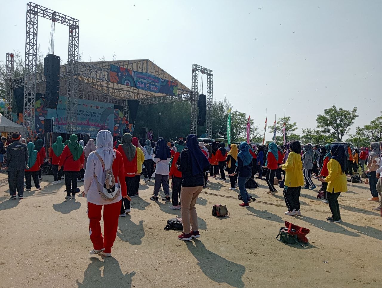 Foto: Suasana Senam Pagi para ribuan Kader se-Kabupaten Rembang/mitrapost.com/Sri Lestari