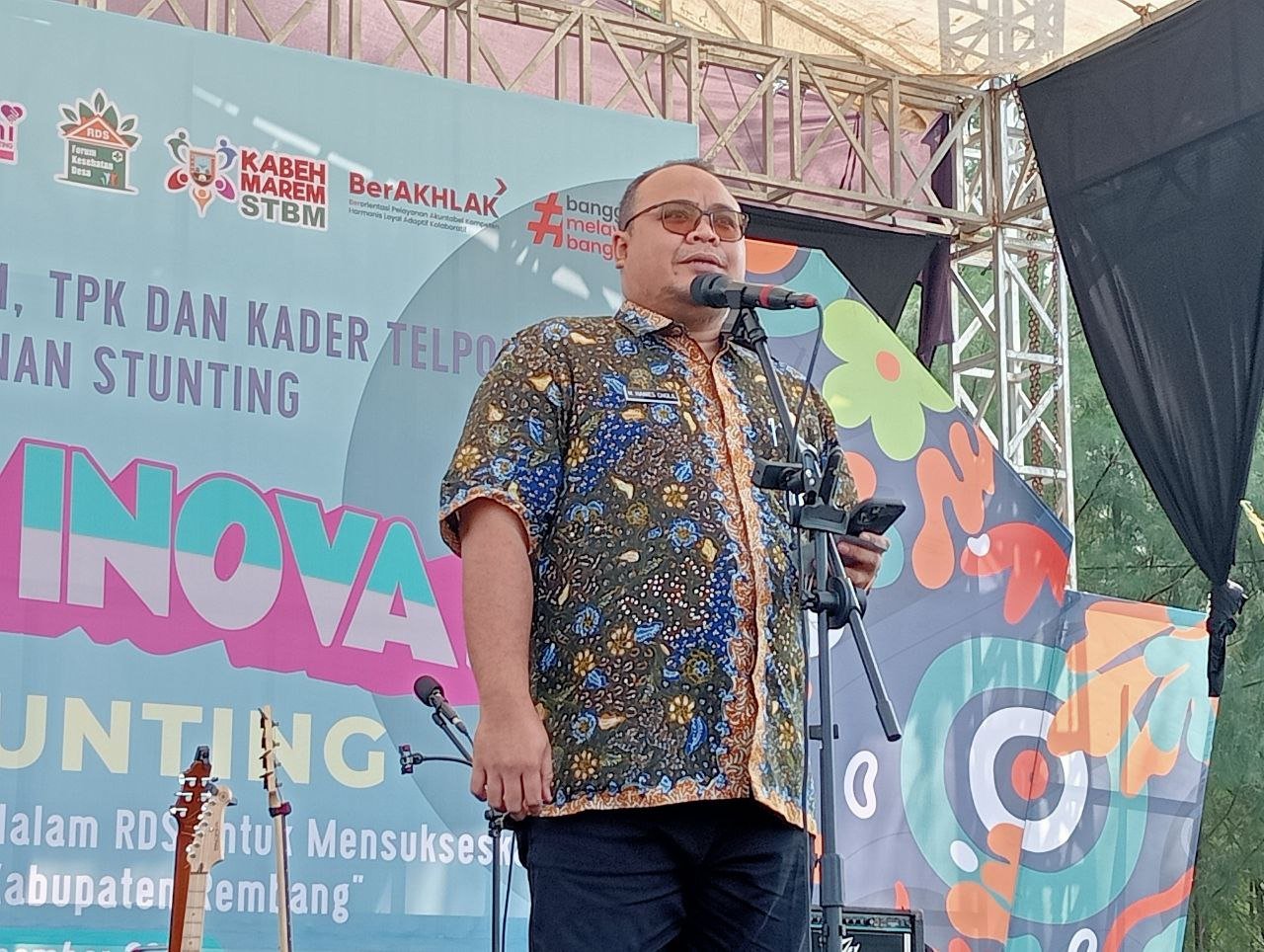 Foto: Wakil Bupati Rembang Mochamad Hanies Cholil Barro' dan saat sambutannya di Pantai Pasir Putih Punjulharjo/mitrapost.com/Sri Lestari