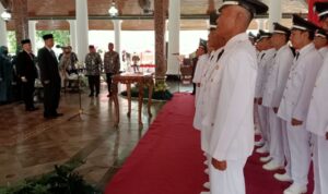 Foto: Bupati Rembang Abdul Hafidz saat melantik 42 Kepala Desa di Pendopo Musium RA. Kartini/mitrapost.com/Sri Lestari