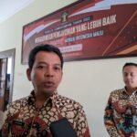Foto : Kepala Kantor Imigrasi (Kanim) Kelas 1 Non TPI Pati, Hasanin saat diwawancarai oleh media (Sumber : Mitrapost.com/ Anang SY)