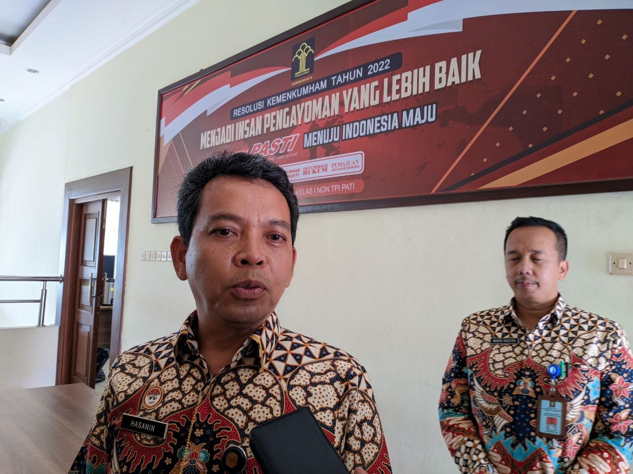 Foto : Kepala Kantor Imigrasi (Kanim) Kelas 1 Non TPI Pati, Hasanin saat diwawancarai oleh media (Sumber : Mitrapost.com/ Anang SY)