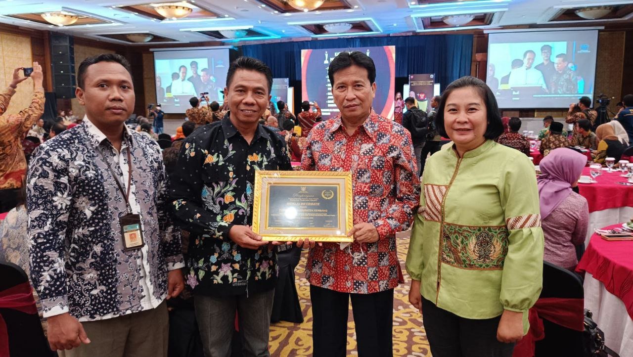 Foto: Sekretaris Daerah Kabupaten Rembang, Fahrudin didampingi Kepala Dinkominfo Prapto Raharjo beserta jajarannya saat meraih penghargaan/mitrapost.com/Sri Lestari