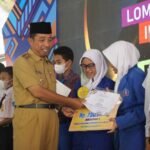 Foto: Bupati Rembang Abdul Hafidz dan Wakil Bupati Rembang Mochamad Hanies Cholil Barro' saat menyerahkan penghargaan kepada peserta yang berhasil juara/mitrapost.com/Sri Lestari