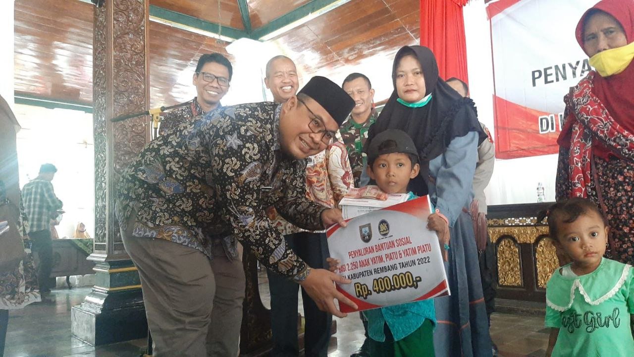 Foto: Wakil Bupati Rembang Mochamad Hanies Cholil Barro' bersama Plt Kepala Dinsos PPKB Prapto Raharjo saat santuni anak yatim di Pendopo Musium RA Kartini/mitrapost.com/Sri Lestari