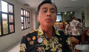 Foto : Ketua Tim AKS Kabupaten Pati, Indriyanto saat diwawancarai oleh tim mitrapost.com selesai kegiatan desiminasi (Sumber : Mitrapost.com/ Anang SY)