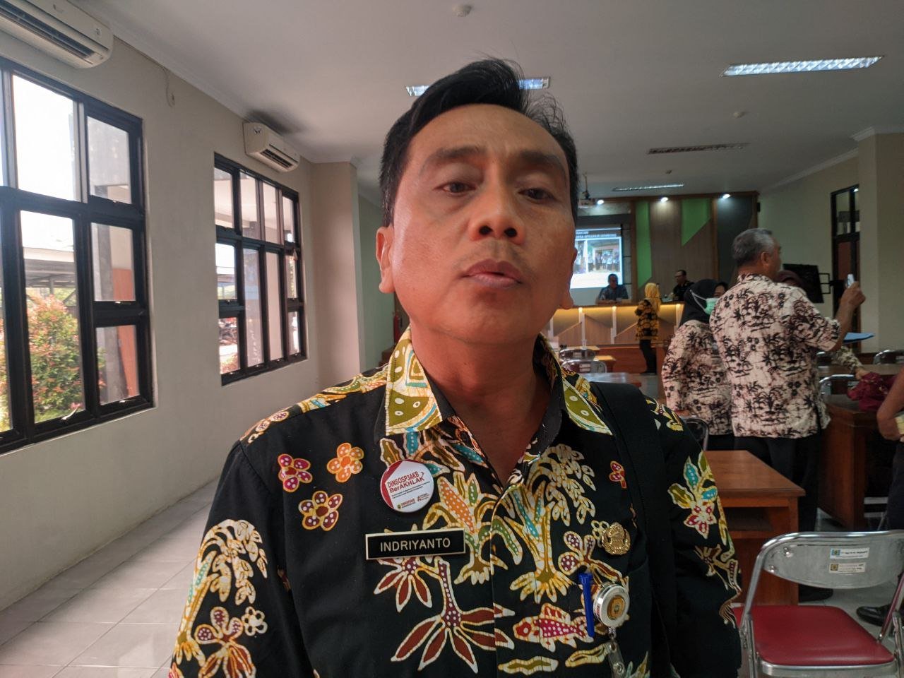 Foto : Ketua Tim AKS Kabupaten Pati, Indriyanto saat diwawancarai oleh tim mitrapost.com selesai kegiatan desiminasi (Sumber : Mitrapost.com/ Anang SY)