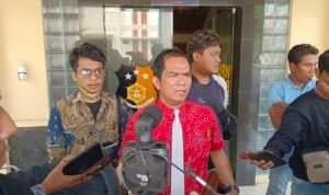 Foto: Nimerodi Gulo Saat Memberikan Keterangan Kepada Awak Media (Sumber: vind/mitrapost.com)