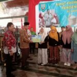 Foto: Bupati Rembang Abdul Hafidz saat menyerahkan bantuan sosial ke warga yang terdampak inflasi di Pendopo Musium RA Kartini/mitrapost.com/Sri Lestari