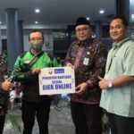 Foto: Wakil Bupati Rembang Mochamad Hanies Cholil Barro' bersama Kepala Dinas Perdagangan Koperasi dan UKM (Dindagkop-UKM) saat menyerahkan bantuan sosial ke pengemudi ojek di kantor Bank Jateng cabang Rembang/mitrapost.com/Sri Lestari