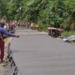 Foto: Perbaikan jalan di Sekararum-Sumber - Kaliori /mitrapost.com/Sri Lestari