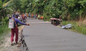 Foto: Perbaikan jalan di Sekararum-Sumber - Kaliori /mitrapost.com/Sri Lestari