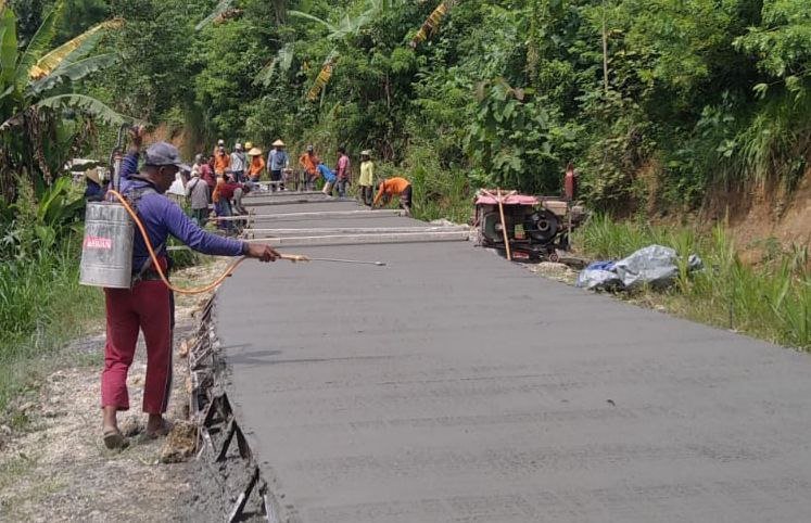 Foto: Perbaikan jalan di Sekararum-Sumber - Kaliori /mitrapost.com/Sri Lestari