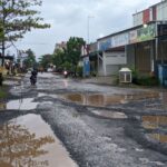 Foto : Kondisi Jalan Gabus-Tambakromo tepatnya Dukuh Paras Desa Tanjunganom yang kembali rusak pasca dilakukan pengaspalan (Sumber : Mitrapost.com/ Anang SY)