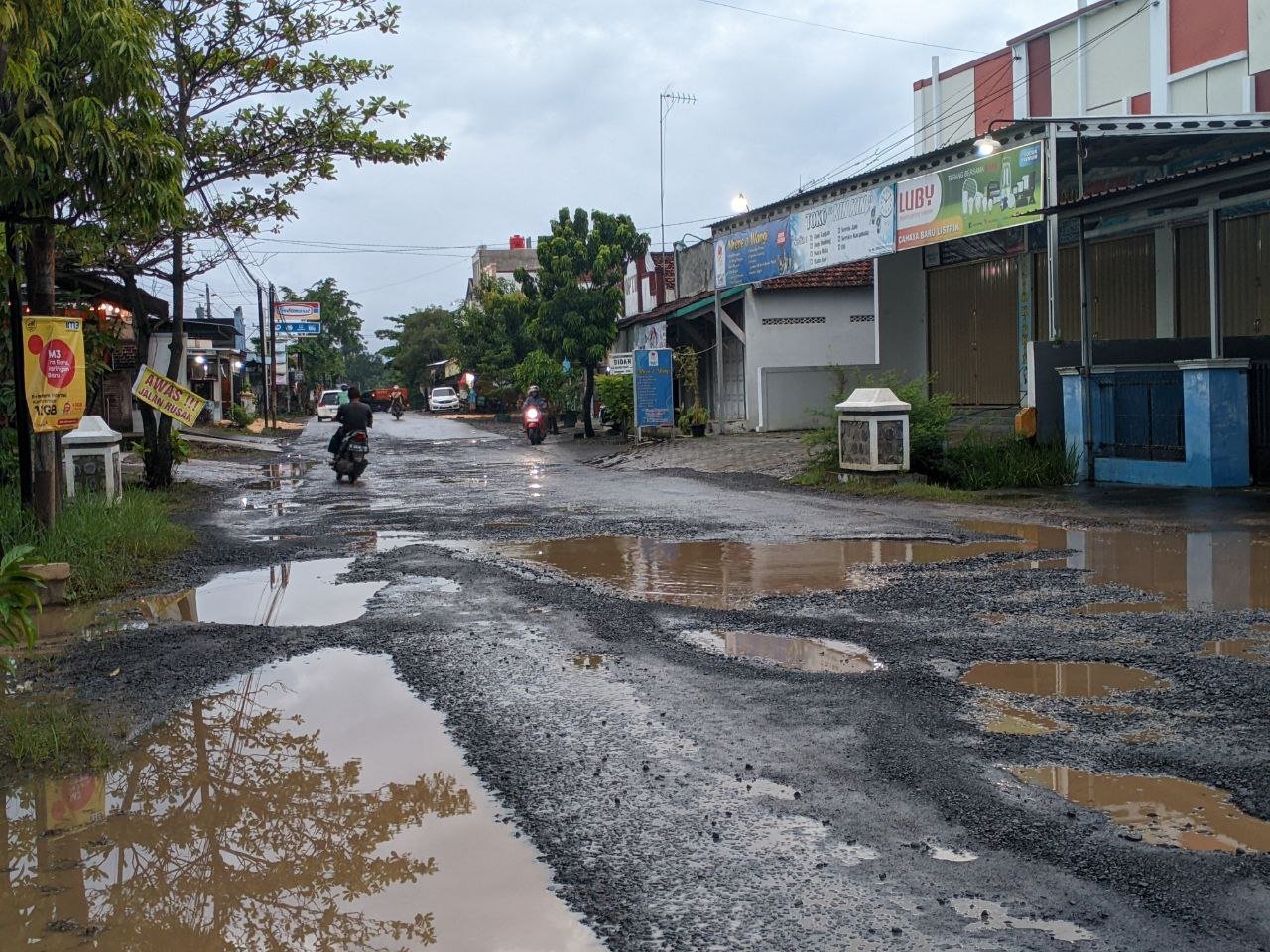 Foto : Kondisi Jalan Gabus-Tambakromo tepatnya Dukuh Paras Desa Tanjunganom yang kembali rusak pasca dilakukan pengaspalan (Sumber : Mitrapost.com/ Anang SY)