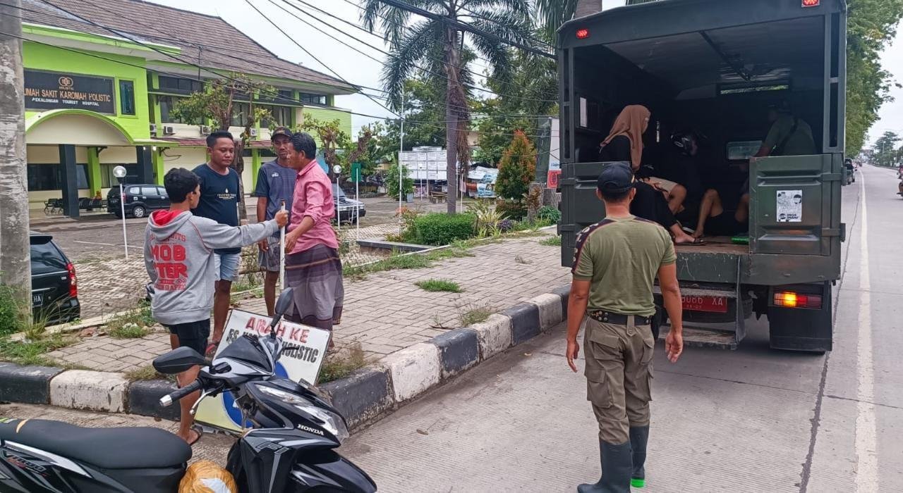 Bantu Mobilitas Warga Terdampak Banjir, Satpol P3KP Pekalongan Siapkan Armada dan Perahu Karet