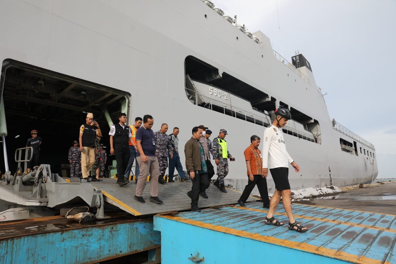 KRI Makassar-590 Akan Membawa Pasokan BBM dan Bantuan Logistik ke Karimunjawa