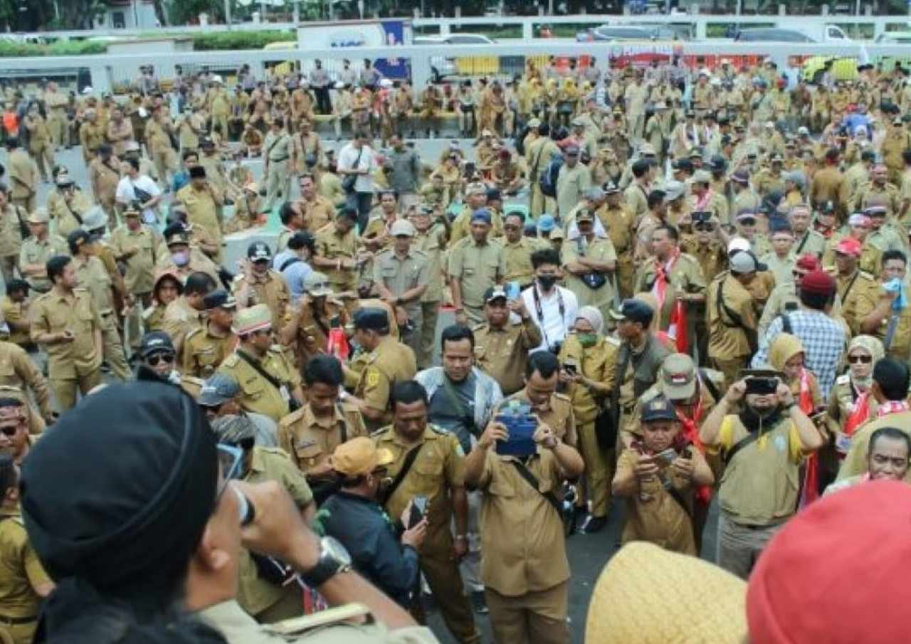 Perangkat desa se-Indonesia demo