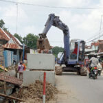 Foto: Pengerjaan drainase jalan Slamet Riyadi Rembang Kota/mitrapost.com/Sri Lestari