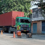 Foto: Kondisi Jalan Pantura di wilayah Rembang banyak lubang/mitrapost.com/Sri Lestari