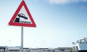 Sebuah Mobil Terjun ke Laut dan Pengemudi Tewas, Polisi: Ada Indikasi Sedang Dikejar/iStock