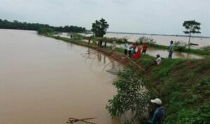 Foto: Suasana banjir di Dukuh Ngantru, Desa Mustokoharjo (Sumber: vind/mitrapost.com)