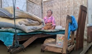 Foto : Salah Satu Warga paruh baya Desa Banjarsari, Radinah (93) yang mengaku belum dapatkan bantuan sosial hingga terdampak banjir (Sumber : Mitrapost.com/ Anang SY)