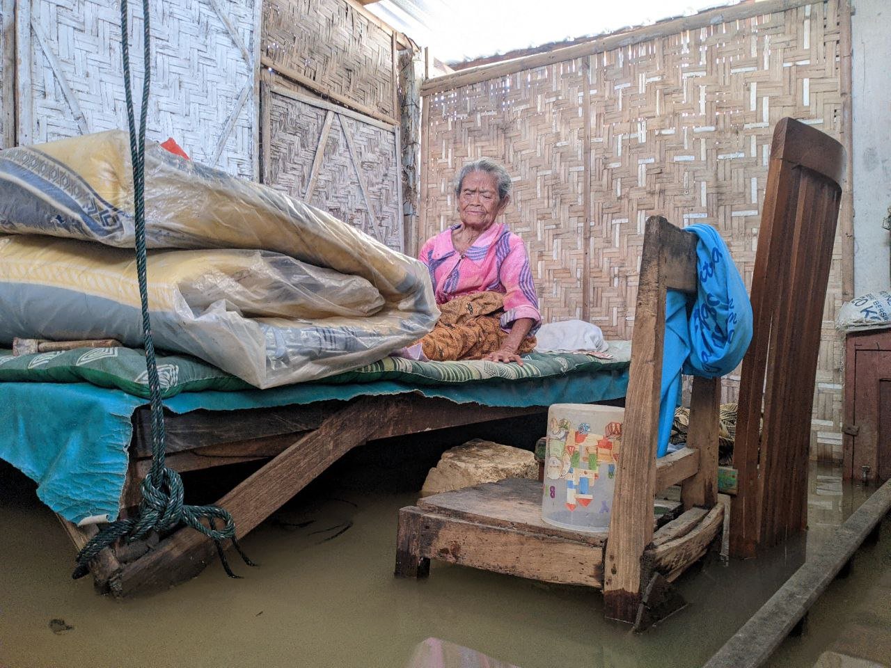 Foto : Salah Satu Warga paruh baya Desa Banjarsari, Radinah (93) yang mengaku belum dapatkan bantuan sosial hingga terdampak banjir (Sumber : Mitrapost.com/ Anang SY)