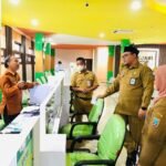 Foto: Wakil Bupati Rembang Mochamad Hanies Cholil Barro' saat meninjau pelayanan di MPP/mitrapost.com/Sri Lestari