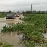 Foto : Kondisi Jalan Raya Kasiyan Sukolilo - Kudus Terendam banjir (Sumber : Mitrapost.com/ Anang SY) Foto : Kondisi Jalan Raya Kasiyan Sukolilo - Kudus Terendam banjir (Sumber : Mitrapost.com/ Anang SY)