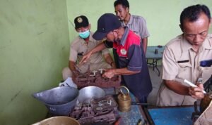 Foto: petugas metrologi sedang melakukan sidang tera ulang di pasar/ istimewa