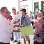 Foto: Kepala BPN Rembang, Nurdin saat menyerahkan sertifikat tanah ke warga desa Tegaldowo/mitrapost.com/Sri Lestari