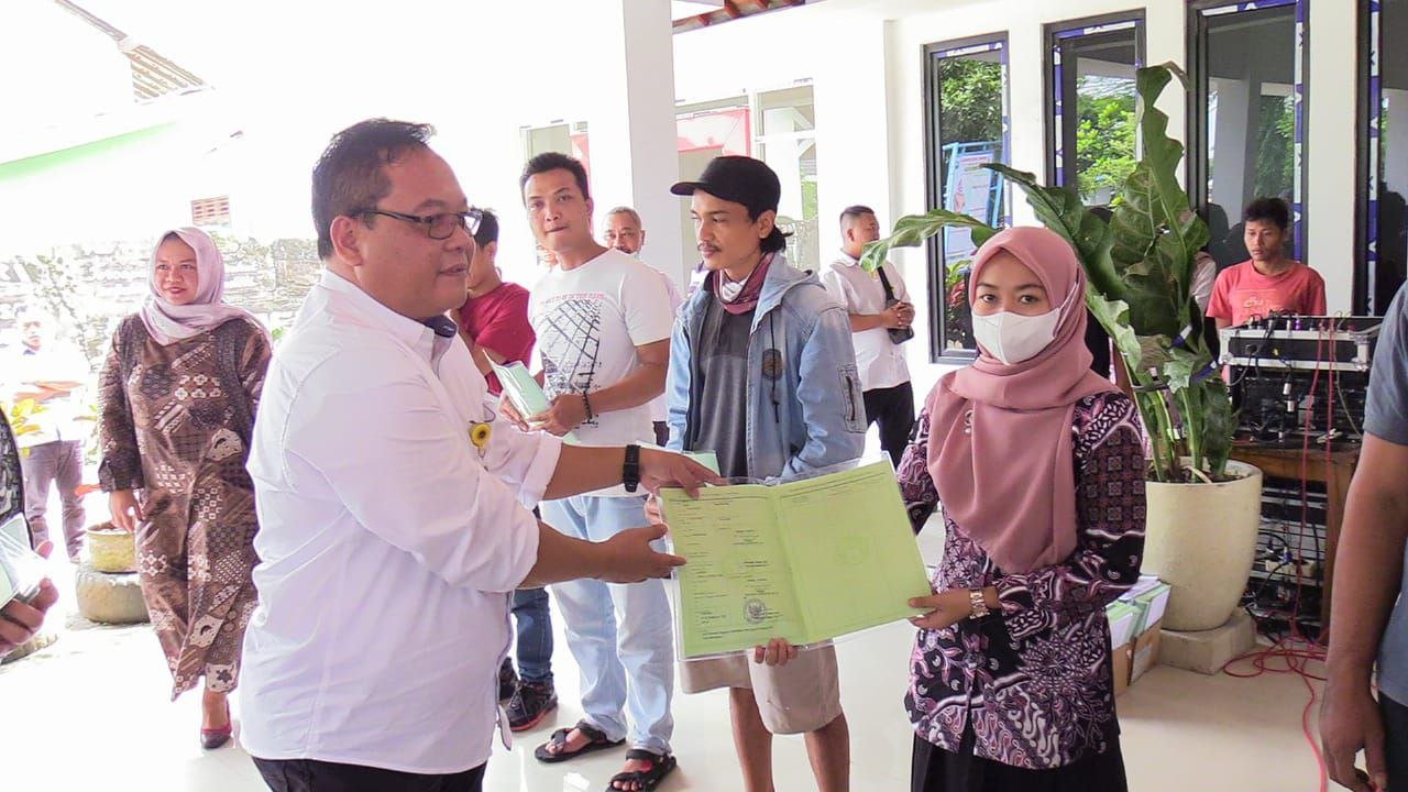 Foto: Kepala BPN Rembang, Nurdin saat menyerahkan sertifikat tanah ke warga desa Tegaldowo/mitrapost.com/Sri Lestari