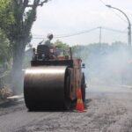 Foto: Para pekerja kembali melakukan aktivitasnya dengan pengaspalan jalan di sejumlah ruas jalan/mitrapost.com/Sri Lestari