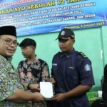 Foto: Wakil Bupati Muhammad Hanies Cholil Barro' saat menyerahkan bantuan/mitrapost.com/Sri Lestari