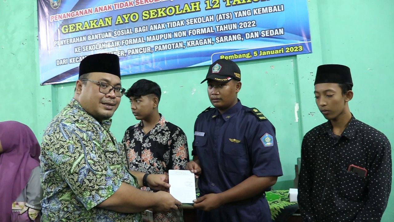 Foto: Wakil Bupati Muhammad Hanies Cholil Barro' saat menyerahkan bantuan/mitrapost.com/Sri Lestari