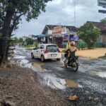 Foto : Ilustrasi kondisi kerusakan di jalan Gabus-Tambakromo tepat di depan minimarket Dukuh Paras Desa Tanjunganom (Sumber : Mitrapost.com/ Anang SY)