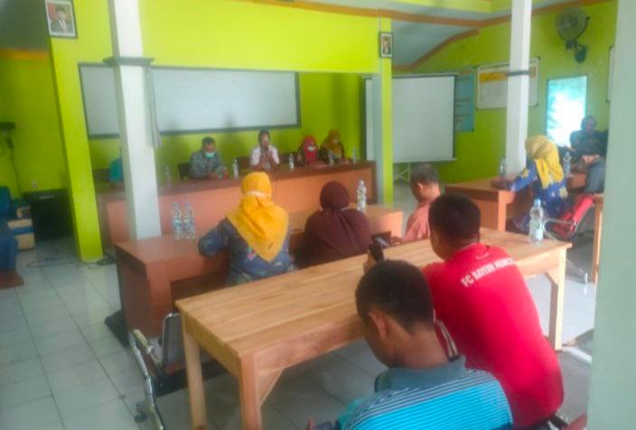 Foto: Dispermades saat mensosialisasikan penggunaan DD Di Desa (sumber:vind/mitrapost)