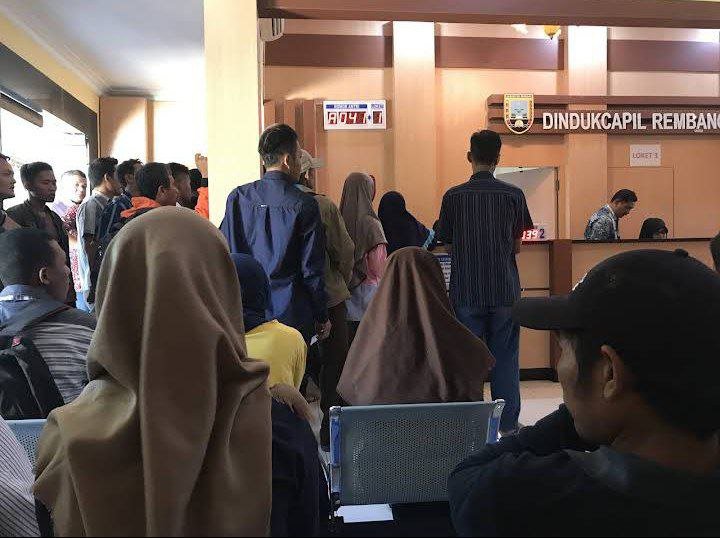 Foto: Suasana pelayanan administrasi di Dindukcapil Rembang/mitrapost.com/Sri Lestari