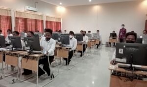 Foto: Pelamar umum PPPK jabatan fungsional guru saat mengerjakan CAT-UNBK di SMK N 1 Rembang /mitrapost.com/Sri Lestari