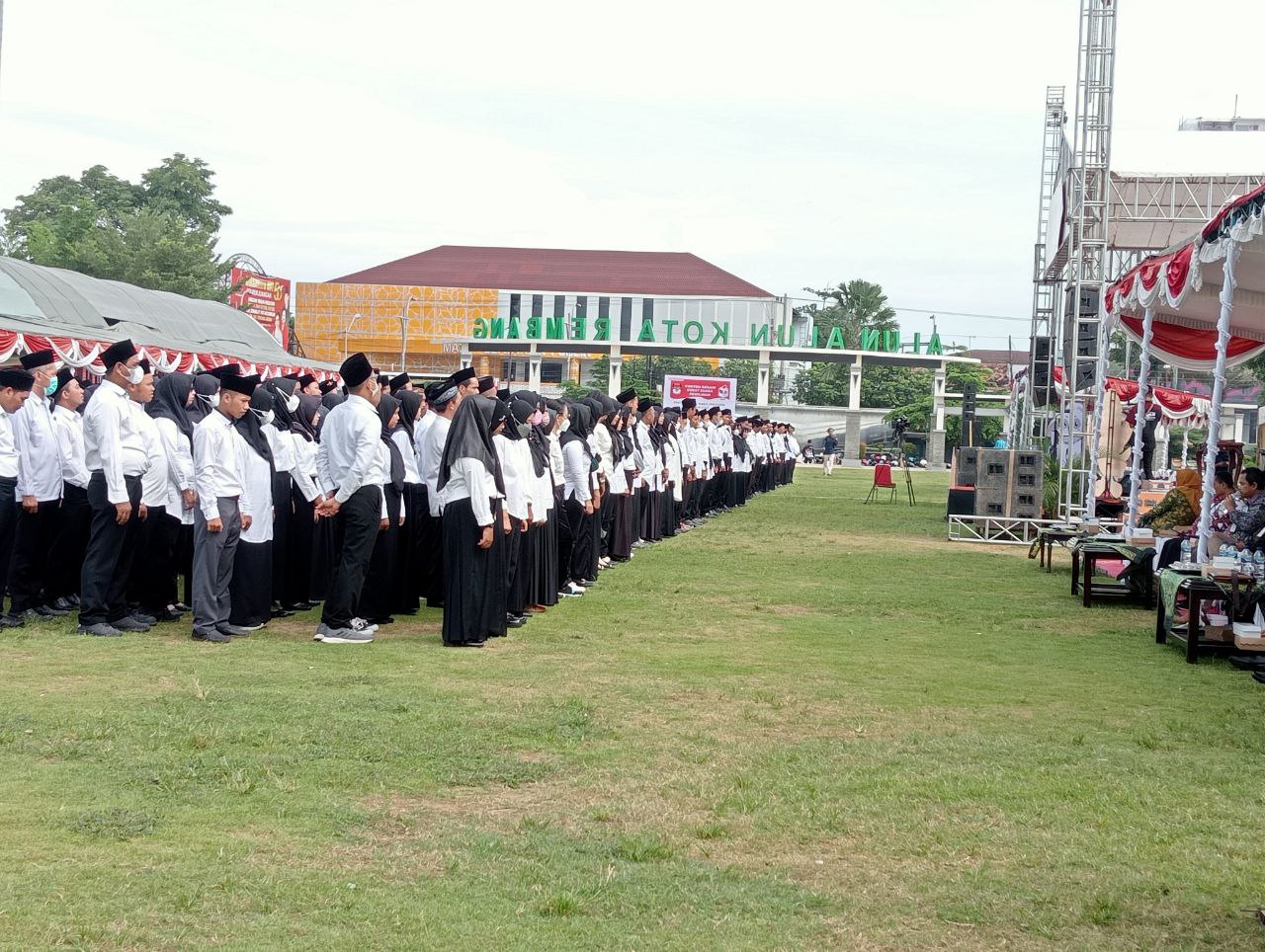 Foto: Anggota PPS saat diambil sumpah atau janji jabatan di Alun-alun Rembang/mitrapost.com/Sri Lestari