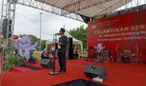 Foto: Ketua KPU Kabupaten Rembang M. Ika Iqbal Fahmi saat sambutan pelantikan Panitia Pemungutan Suara (PPS) di Alun- alun Rembang/mitrapost.com/Sri Lestari