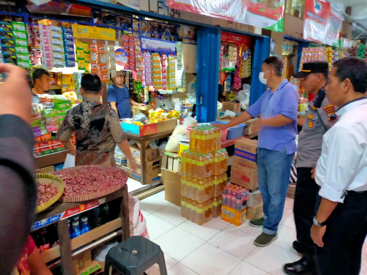 Disdagkop UKM Magelang Droping Minyak Subsidi di Pasar Muntilan
