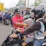 Hari Pertama Operasi Keselamatan di Semarang, Polisi Bagikan Helm Hari Pertama Operasi Keselamatan di Semarang, Polisi Bagikan Helm