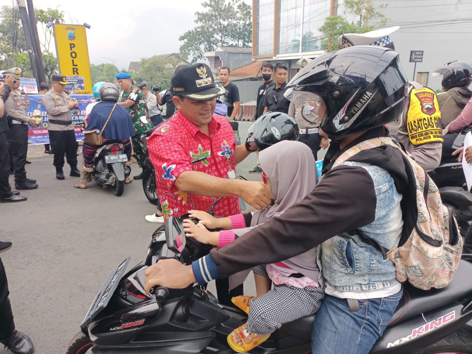 Hari Pertama Operasi Keselamatan di Semarang, Polisi Bagikan Helm