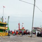 Foto: Kegiatan Nelayan saat bersandar di pelabuhan Tasikagung Rembang/mitrapost.com/Sri Lestari