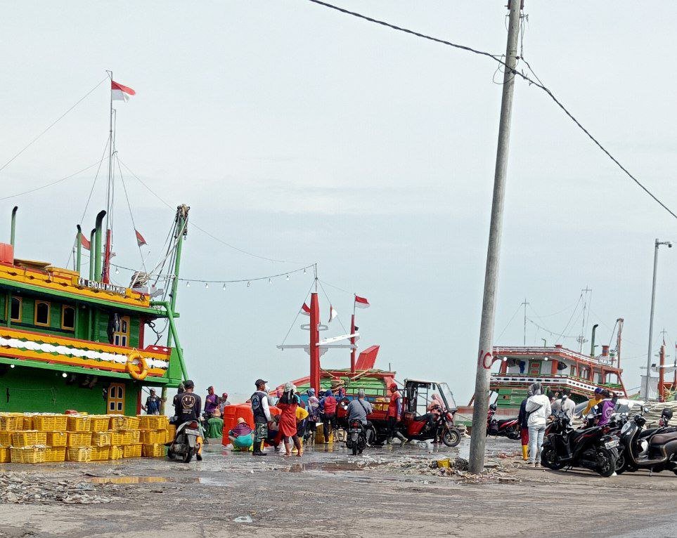 Foto: Kegiatan Nelayan saat bersandar di pelabuhan Tasikagung Rembang/mitrapost.com/Sri Lestari