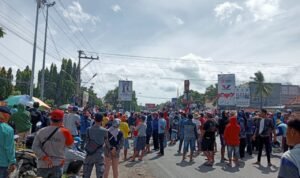 Foto: Aktivitas Masyarakat Rembang beberapa waktu lalu/mitrapost.com/Sri Lestari Foto: Aktivitas Masyarakat Rembang beberapa waktu lalu/mitrapost.com/Sri Lestari