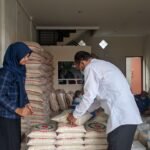 Foto : Kegiatan pengawasan mutu pangan pada beras disalah satu perusahaan beras di wilayah Kabupaten Pati oleh Dinas Ketahanan Pangan Kabupaten Pati (Sumber : mitrapost.com/ Anang SY)