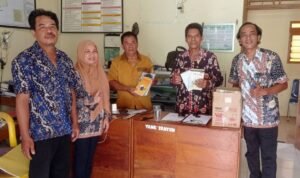 Foto: Dinarpus Rembang saat memonitoring Perpusdes di beberapa kecamatan/mitrapost.com/Sri Lestari Foto: Dinarpus Rembang saat memonitoring Perpusdes di beberapa kecamatan/mitrapost.com/Sri Lestari