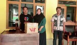 Foto: Dinarpus Rembang saat mendistribusikan bantuan buku program dari book charity ke Perpustakaan Desa/mitrapost.com/Sri Lestari Foto: Dinarpus Rembang saat mendistribusikan bantuan buku program dari book charity ke Perpustakaan Desa/mitrapost.com/Sri Lestari
